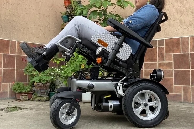 mujer en silla de ruedas electrica